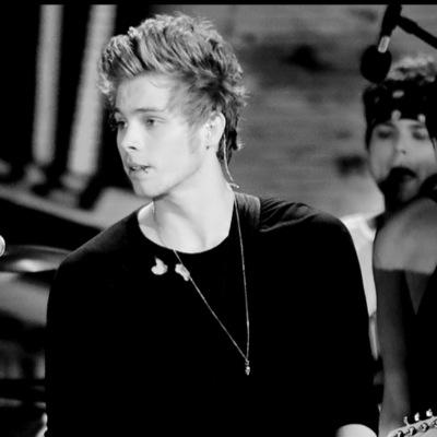 E niente, me ne innamorai. || Luke || Ashton || Calum || Michael || 5sos ||