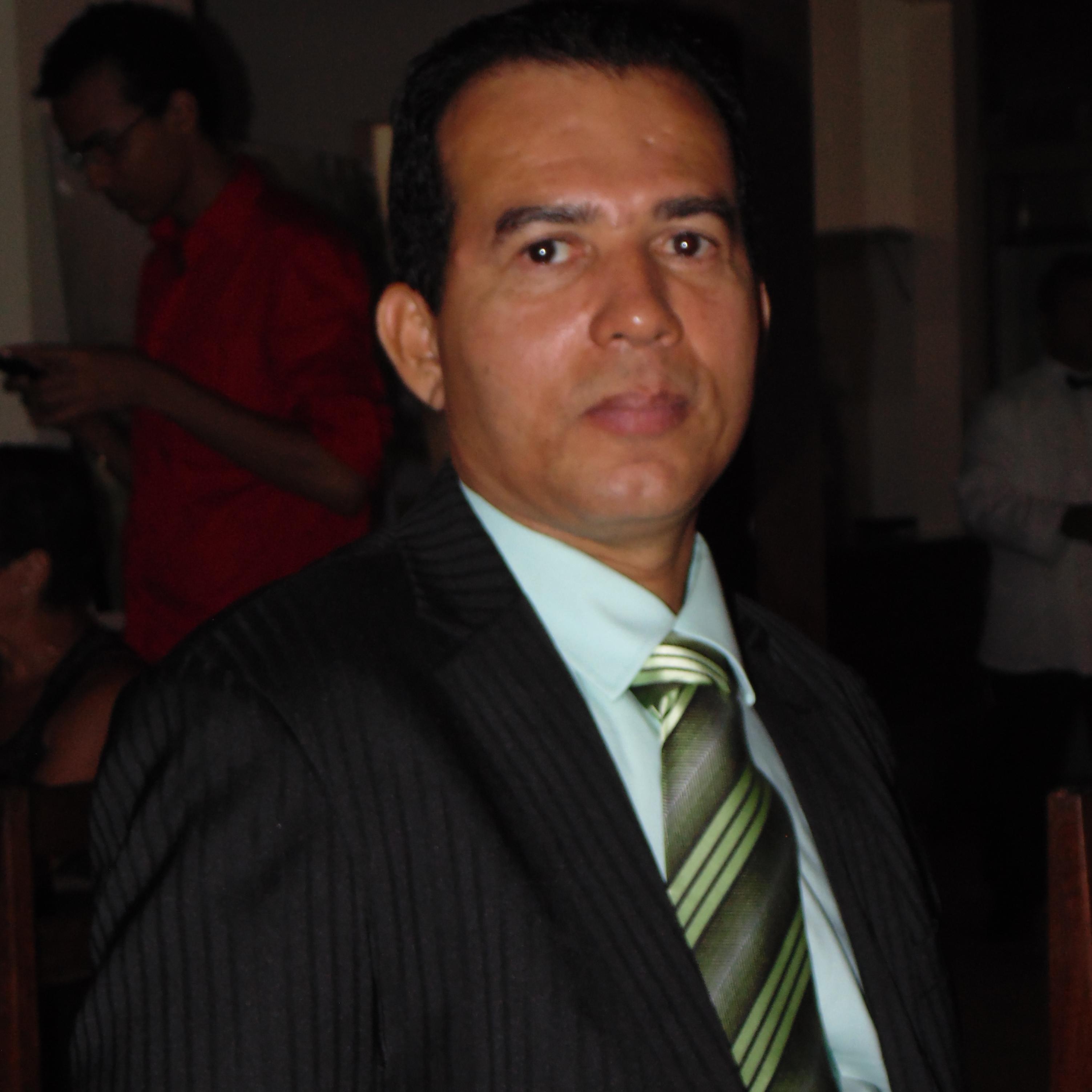 Graduado em Letras com Espanhol e pós graduado em Direito Notarial e Registral. escritor, autor de cinco livros (três romances, um de contos outro de poesias).