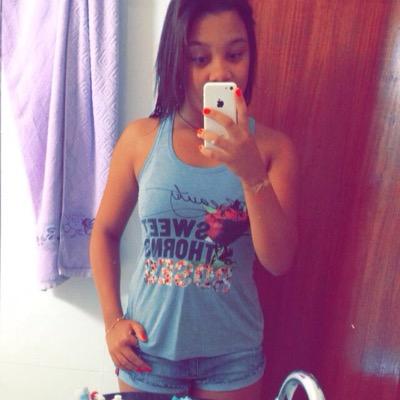 16, instagram: gomesthay_ snap:thaynagomesh