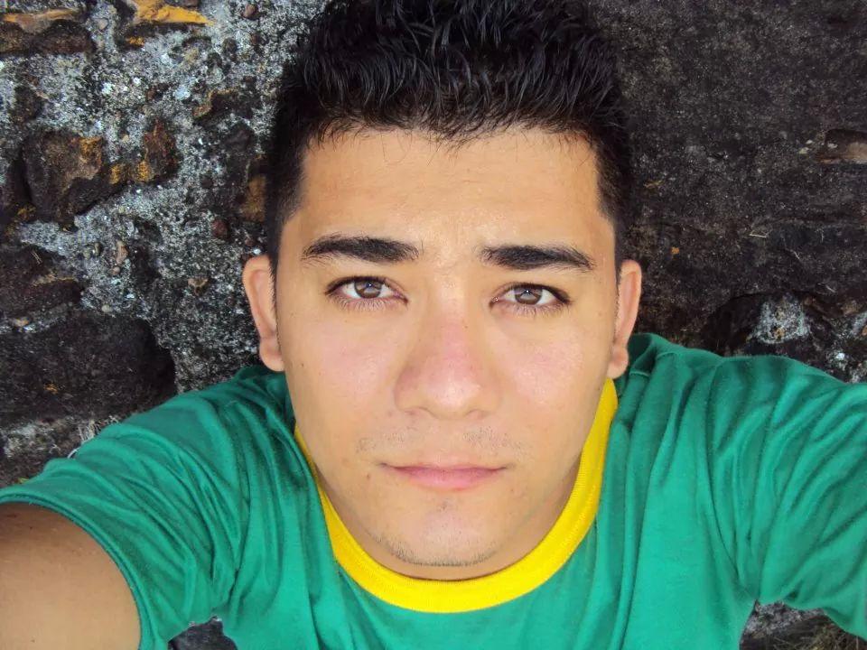 Evangélico,Romântico,Companheiro,Bem humorado ( até demais)rsrsrs e Acadêmico de Direito.
Portel-pa
Breves-pa
Macapá-ap