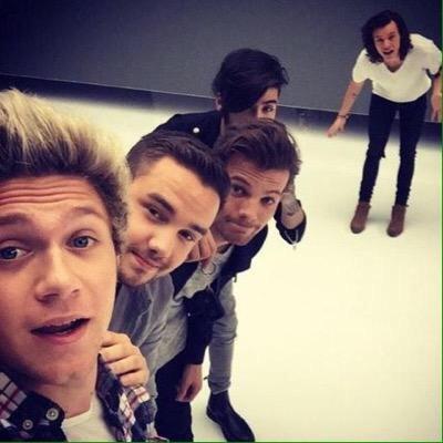 Follow @_NiamsGirlxox for 1D, 5SOS, and Ed Sheeran tweets! this account is for voting and free follows!