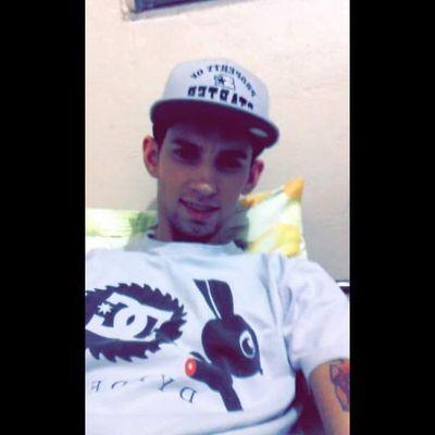 Um cara super amigo que gosta de se divertir.
Guitarrista,vocalista e compositor.
Gremista fanático.
Gaúcho