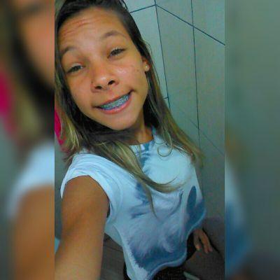 - É dificil ir quando se quer fikar , sorrir quando se quer chorar,mais dificil mesmo é esquecer quando se quer Amar !