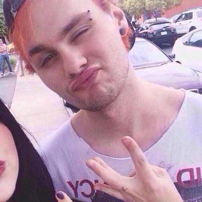Please rt the link in my bio and help me get a luke/4 thank you x ! i also follow back if you follow @natziscool x