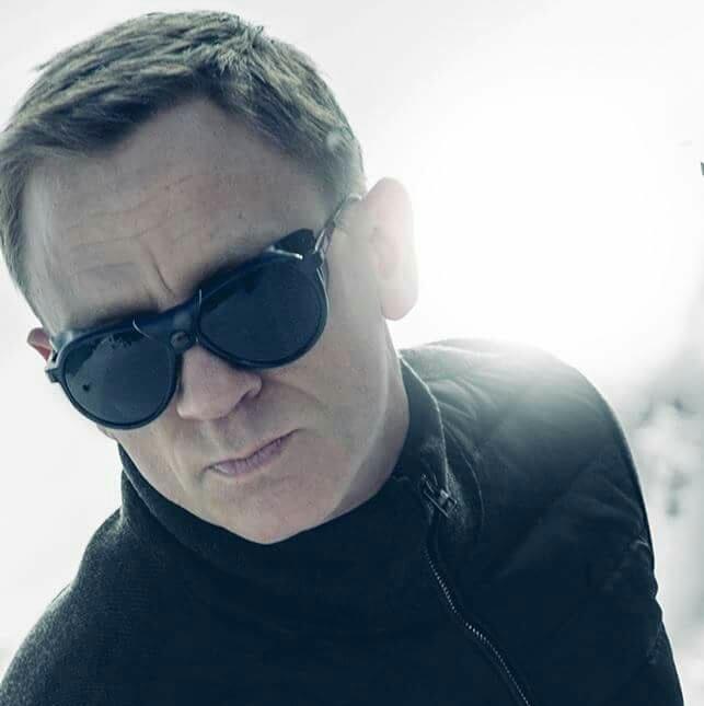 Nineteen. Bond's fan, in love with Take That and their Rule the World. Forza Silvio.
