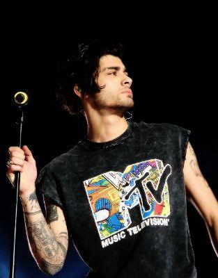 don't follow,  this is a free follow from @xzaynismylifexx go and follow her