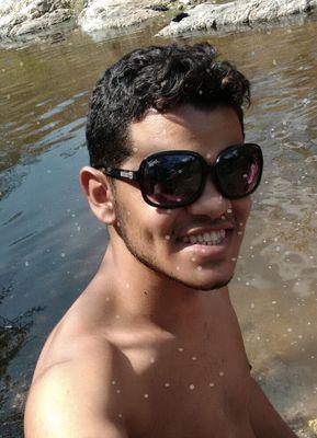 Vivo para ser feliz, me encanta divertirme, salir adelante, comer lo que quiero y disfrutar de la vida... Amante de la sorpresas... Soy Venezolano vivoColombia
