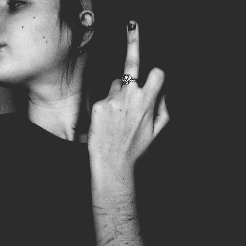 intentoss's profile picture. Solo soy un estorbo , si tuviera el valor de quitarme la vida , sería mejor para todos .