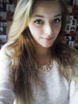 Gamine de 17ans qui se parle à soi-même . la vie c'est pas du fromage blanc
