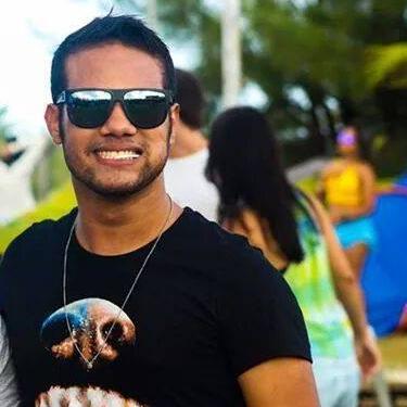 24 anos  Acadêmico em Fisioterapia , Taurino , Brasileiro , teacher of Englesh , e apaixonado pela @ClaudiaLeitte