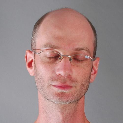 מעלה לסטרימינג שירים, כותב בעיקר על מוזיקה