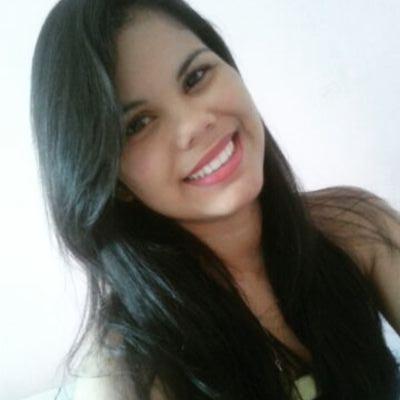 Tratei de sair, tratei de sorrir. Uma pessoa se faz forte quando se decepciona.