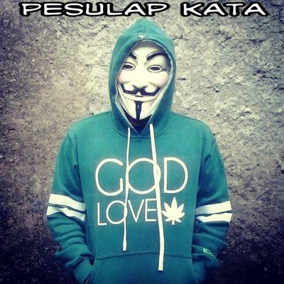 Kadang gitu. Orang kenal kita, tapi kita lupa itu siapa..