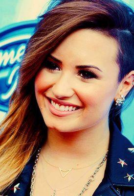 Deixe o seu sorriso mudar o mundo, mas não o mundo mudar seu sorriso -Demi Lovato