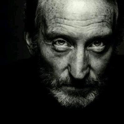 Padre de @AxelHoffman_, escritor, editor, y ex-profesor de Pociones en Durmstrang. Solo hay una pureza, y la única pureza es la única verdad. Jano. #SHPF