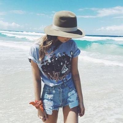 personal acc: @onlyjustlucy (only follow if you're cool) ❤️