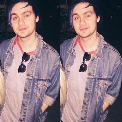 I use this to vote for my favorite bands/artists I'm normally @cravenialler and I follow back please rt and quote (if I get annoying its okay to unfollow)