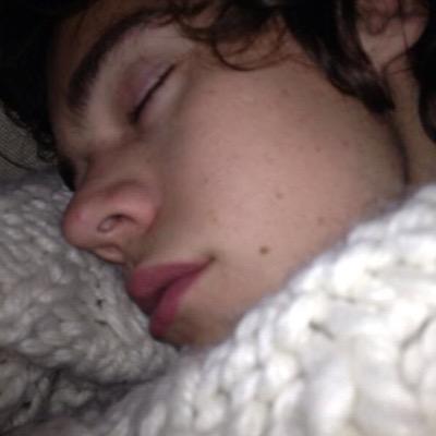 pls follow @fyhes bc free follow