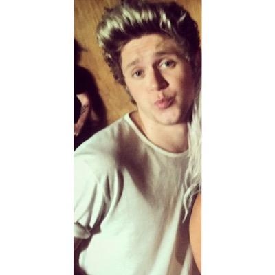 follow @dreamdazedliz bc she gave you this follow :)