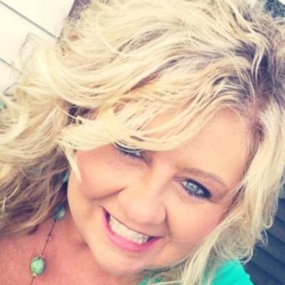 julie_jawswill's profile picture. 