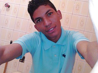 Um garoto autentico ... impulssivo mas com a cabeça no lugar ;)
insta:Micheel_sts
Face:Michel Santos