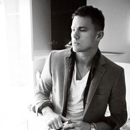 (28) Huérfano. Ex militar. Camarero en Joe's. Enamorado perdidamente de @BlueM_RAG