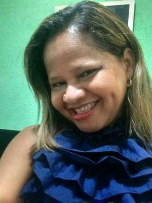 Sou alegre e divertida!Amo a VIDA! E não DESISTO jamais dos meus SONHOS! Agora sou uma mãe de um belo garotão!