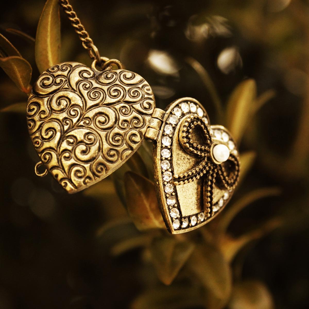 Deals in all types of Gold & Diamond ornaments like Rings,Bangles,Pendent sets.. etc