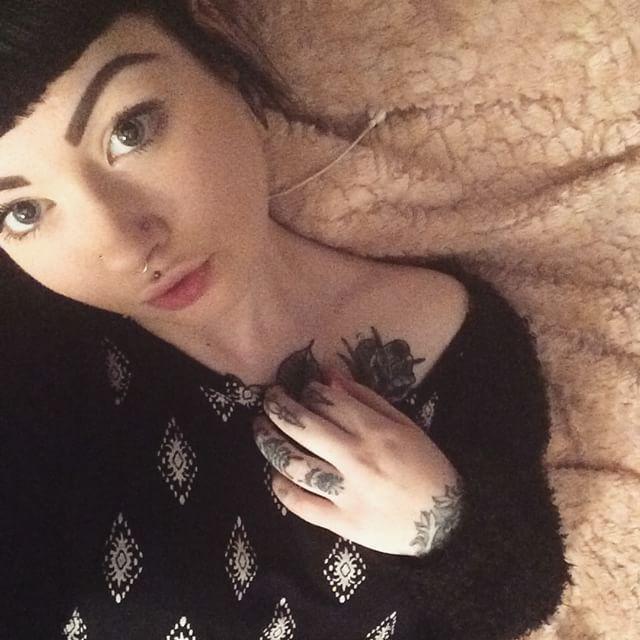 I’m Hannah Louise and I’m from Birmingham.I like horror films, bright colors, and fruit tea.xo