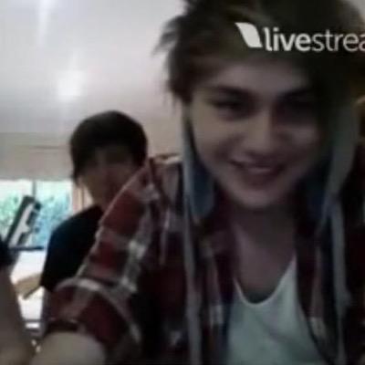 FOLLOW @sorrymrclifford OR I UNFOLLOW