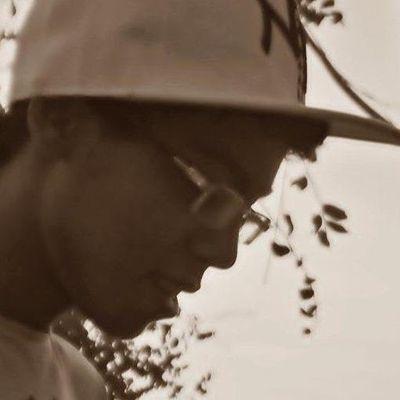 John Levi, 1,73 de altura, 21 anos, músico, baixista, saxofonista, cristão evangélico, estudante e não muito simpático.