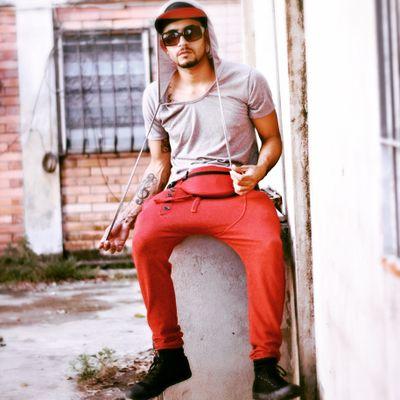 cantante, compositor,areglista, vocal coach
Artista latino adicto ala musica