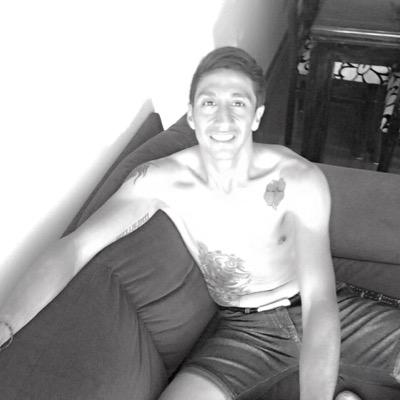 Soy Ingeniero en automatización, Amo el futbol y me encantan los tattoo.
