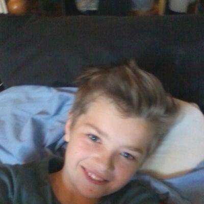 my hobbies are football basketball and  playing xbox but i guess thats not a hobby anyway pls follow me