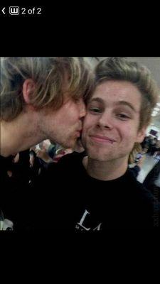 bonjour mon nom est Hunter
2/14/15
calum hood&Alex gaskarth