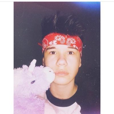 Bow Down;)


( main acc @sebsheartbeat )