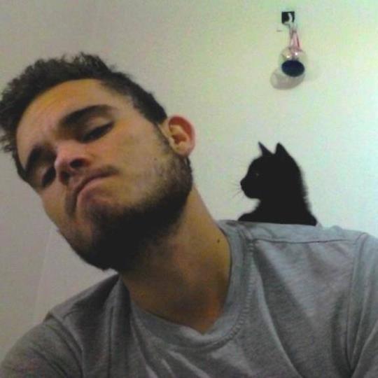 Italovenezolano. Estudiante de Ingeniería Industrial - UNEXPO. Amante del fútbol, la comida y las mujeres venezolanas.