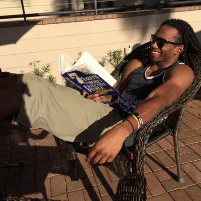 Hootsuite Certified | Marketing Director @FlySneakz | Sneaker Enthusiast | Entrepreneur.| FitLife