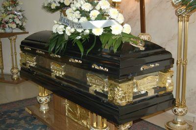 Pues aquí, to muerto. Me morí por asco a mi mujer y mi suegra que llevaba viviendo en mi casa 30 años. #Twitteandodesdelatumba