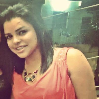 a menina que aos poucos foi trocando barbie por maquiagem,
trocando seu mundo de sonhos pelo da realidade.
hoje sua vida segue em frente, o passado não importa