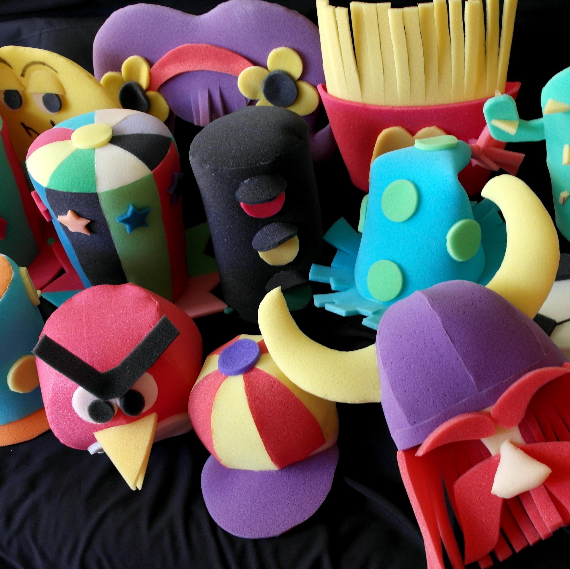 Venta de sombreros de hule espuma y articulos para fiesta.