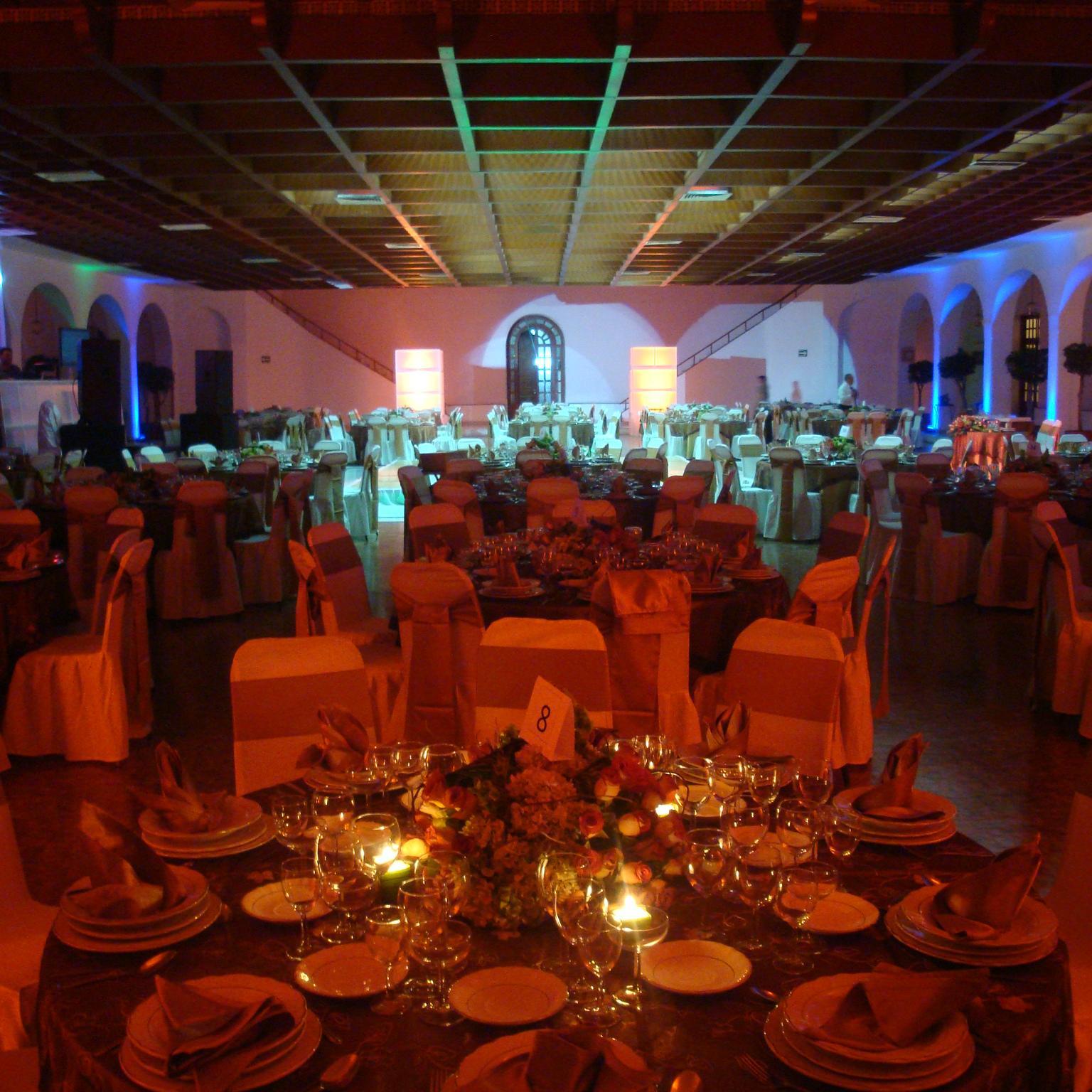 Tecnología en tu evento.

Renta de mobiliario, servicios y equipo audiovisual para eventos corporativos y sociales.