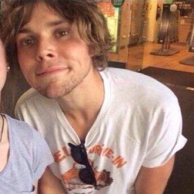 Don't give up on your Ashton follow, I believe in you! We'll get there one day. || free follow from @moonstonemikey, follow me? ily x