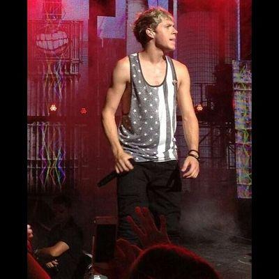 FOLLOW @NiallRocksMeh PLEASE, I LOVE YOU