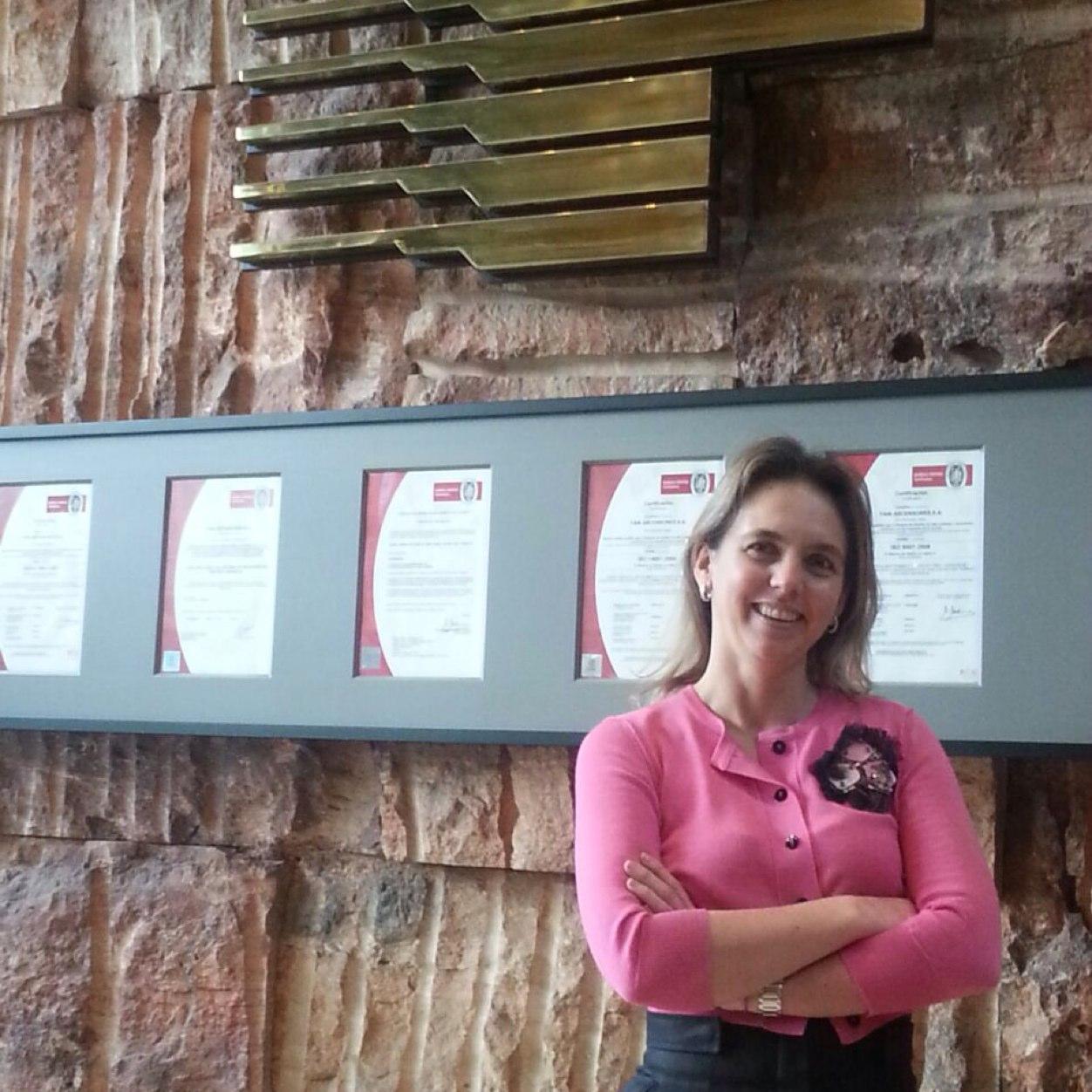 Soy directora del Departamento de Marketing de @fain_es . Orgullosa #MIBer en @ISDI_edu También soy mamá de dos preciosas niñas.