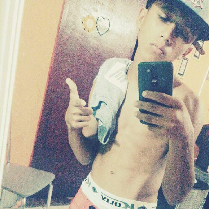 Olá, vim aqui para dizer que eu amo o Gui e que ele é tudo pra mim, sem palavras ! No core da @LourianeDutra_  ♡