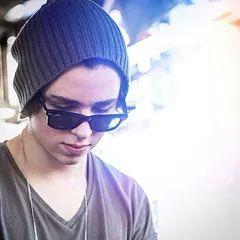♥Meu príncipe não está em um cavalo branco, normalmente ele está encima de um palco segurando um michofone 'Edu Chociay'♥