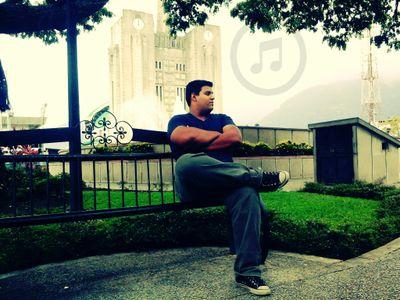 Ciudadano del Reino, musico compositor,Cantante, amante de los autos clásicos, y pienso que sin un paso de fe, tendrás una vida sin rumbo..