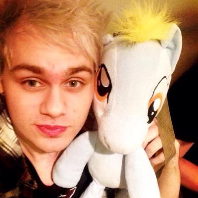 Retweet the two tweets below & tag ash & mikey & follow @falloutsheer if you like she fb