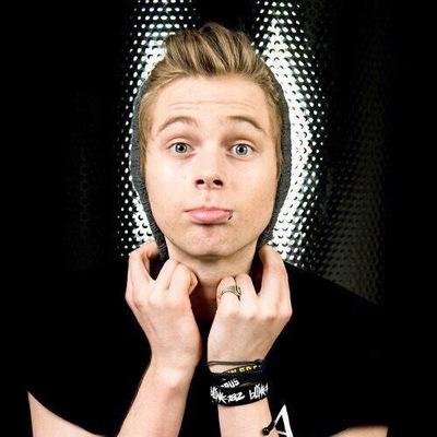 DM me reasons you love Luke and/or what he's done for you along with your name to be added into the jar #5SOSAtlantaStickyNoteProject